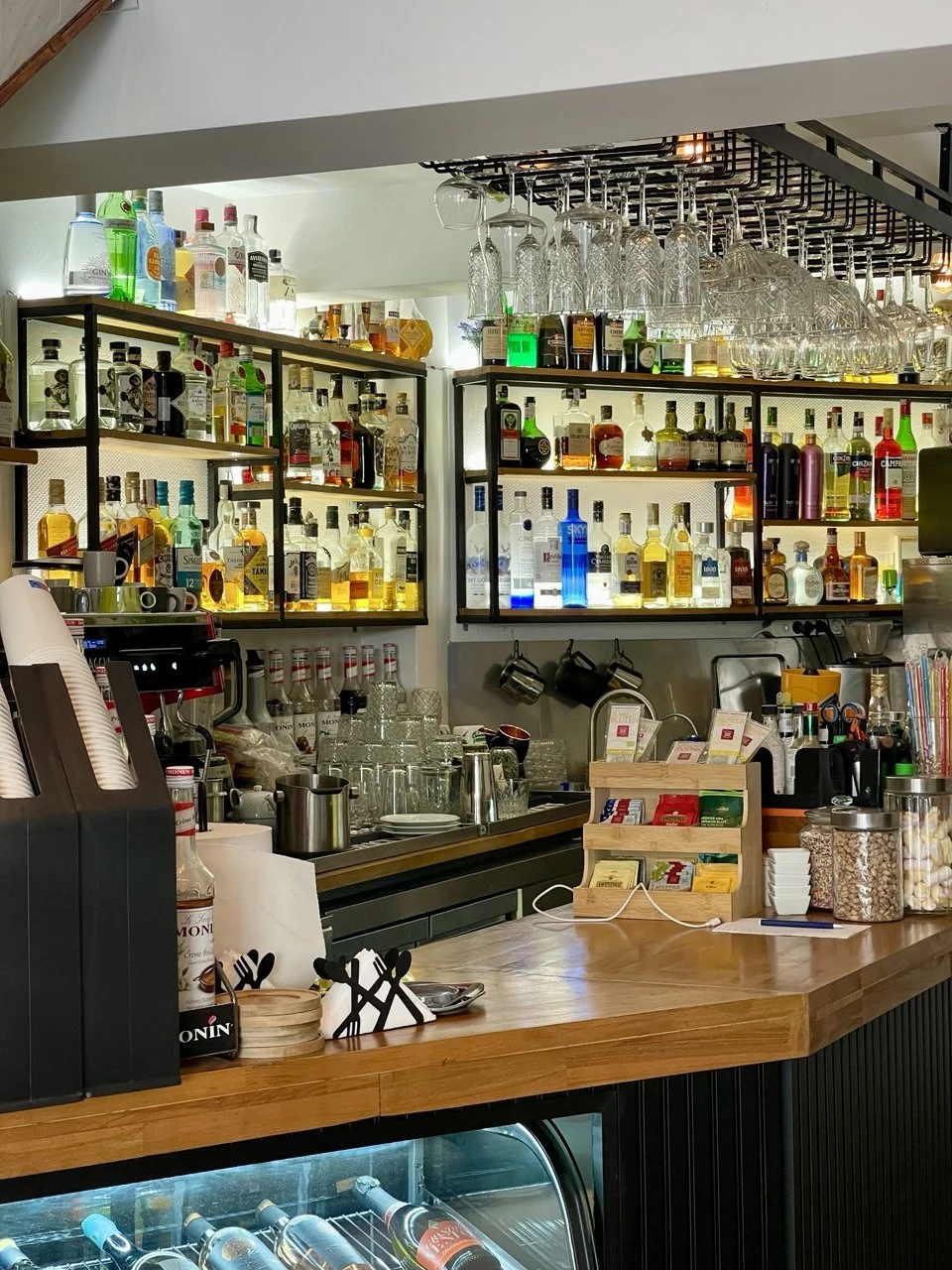 Barul cu espressor și cafea de specialitate la Cofftails Universitate