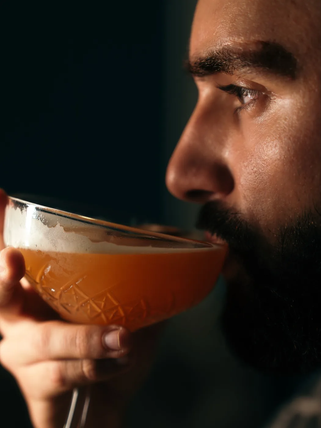 Client savurând un cocktail în pahar coupe la Cofftails