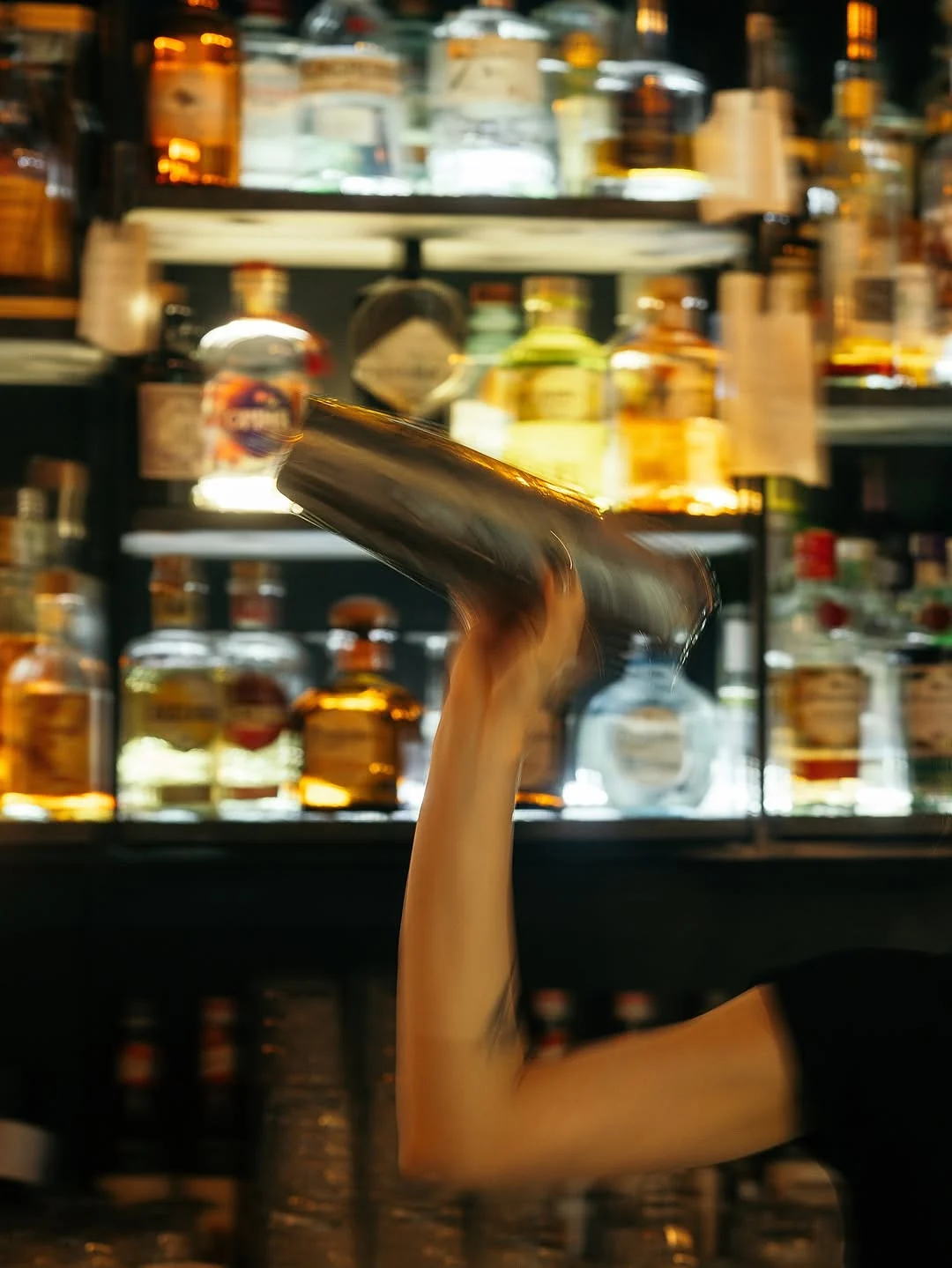 Bartender experimentat preparând un cocktail signature la Cofftails
