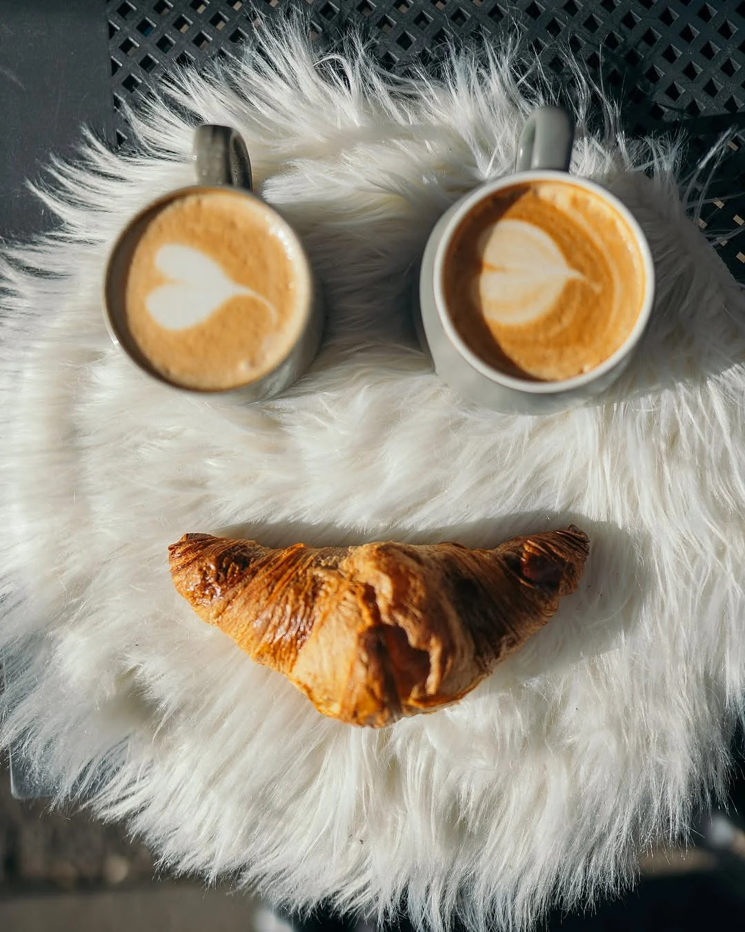 Cappuccino cu latte art și croissant la brunch, la Cofftails
