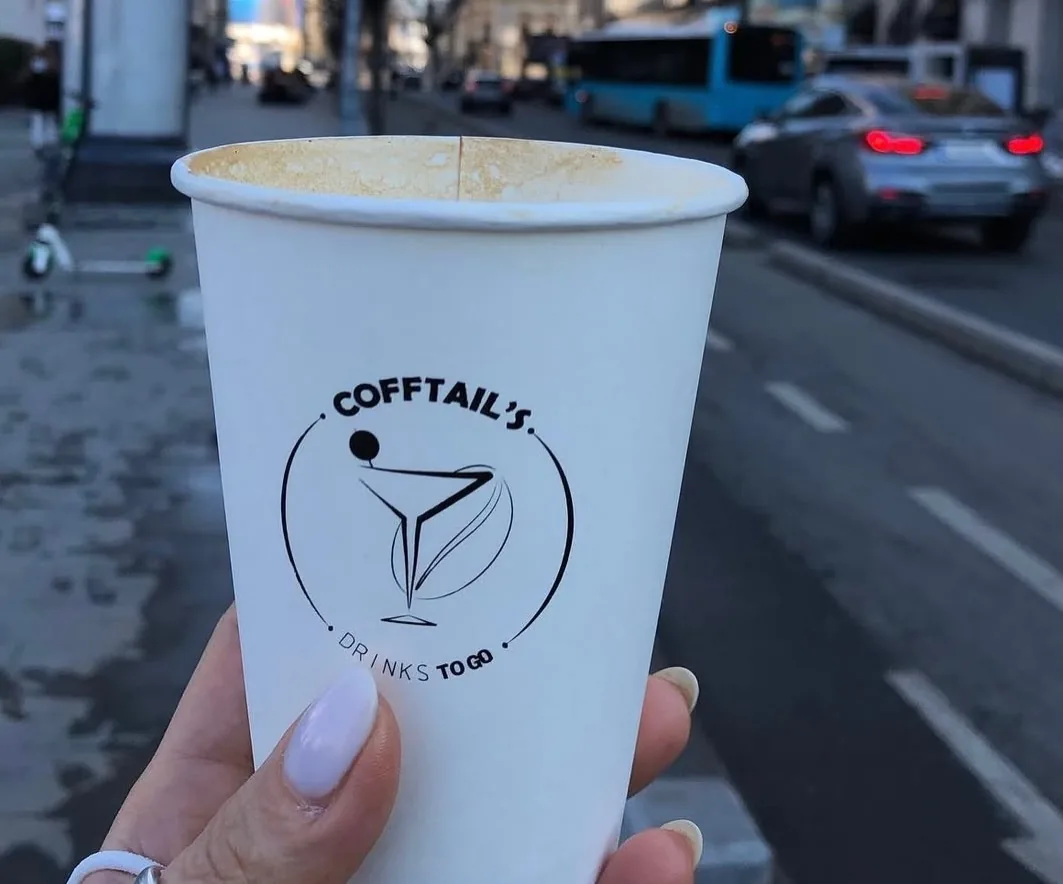 Cafea la pachet în pahar Cofftails, pe stradă în centrul Bucureștiului