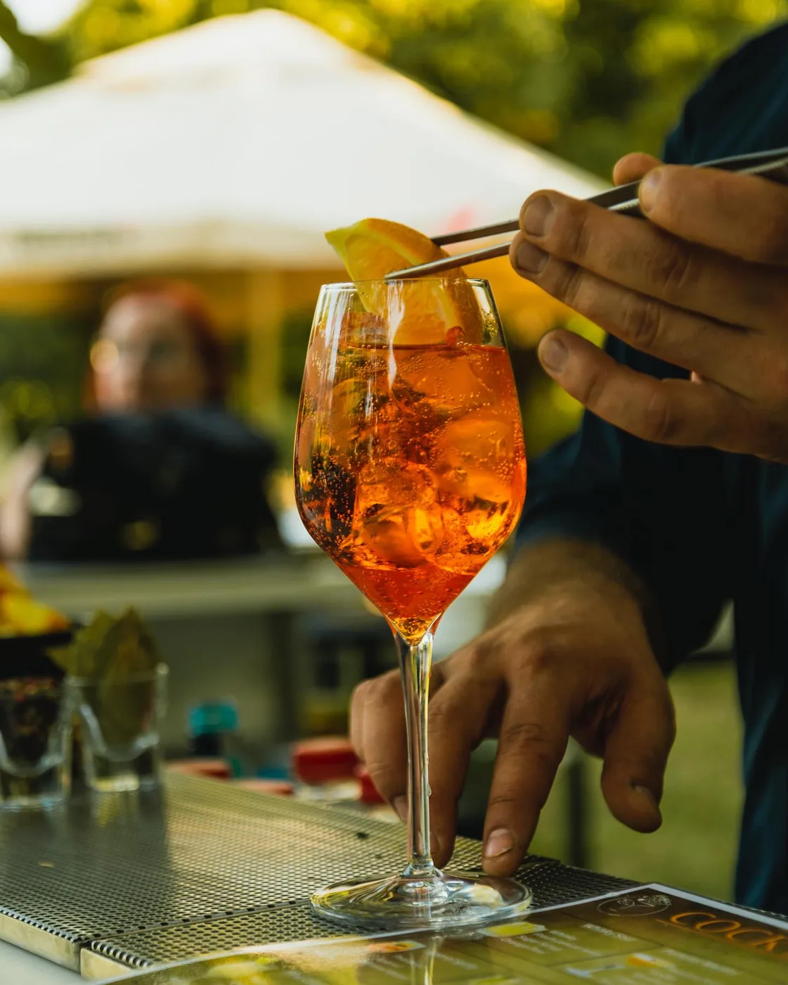 Aperol Spritz servit pe terasa Cofftails