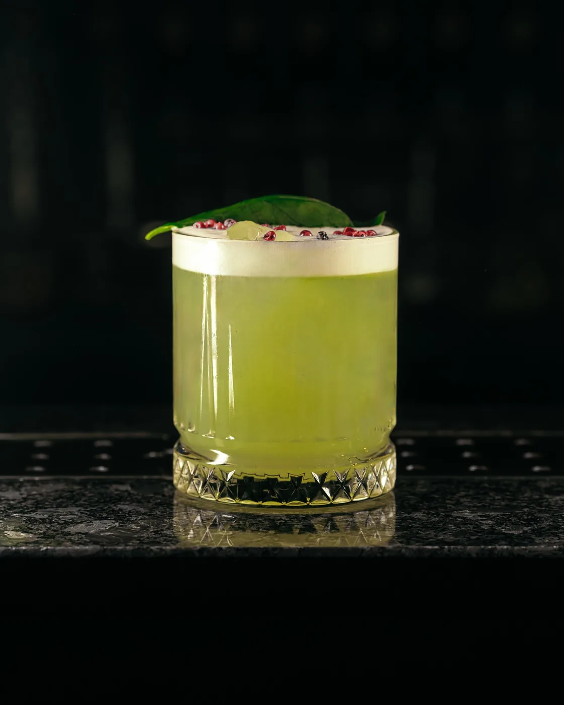 Cocktail Basil Smash verde cu busuioc la Cofftails