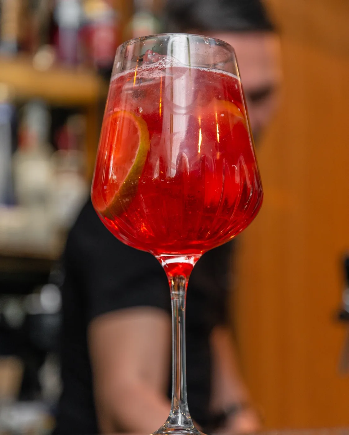 Campari Spritz roșu în pahar de vin la Cofftails