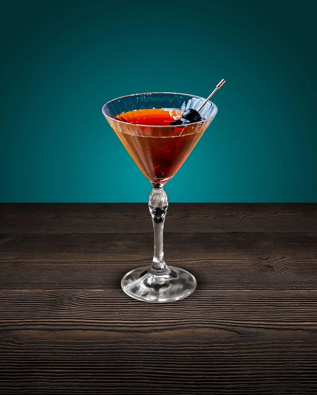 Cocktail Manhattan roșu la barul Cofftails din București