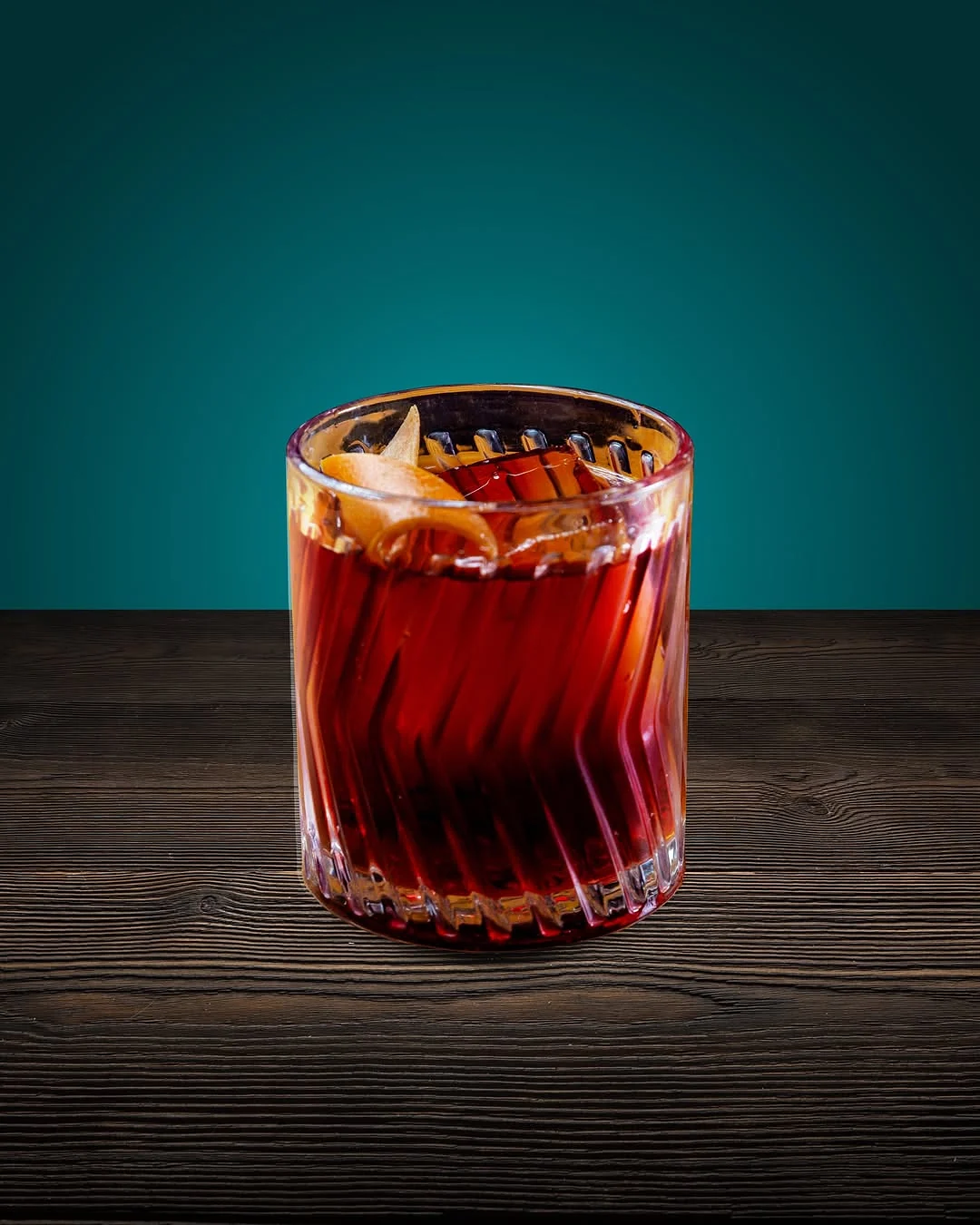 Cocktail Negroni clasic servit la Cofftails București