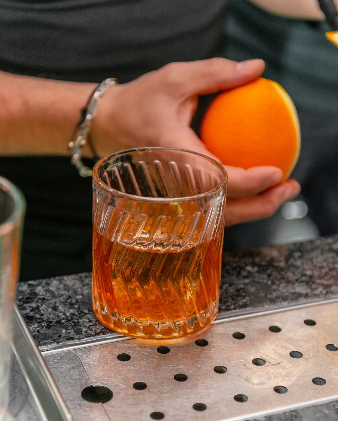 Cocktail Old Fashioned cu coajă de portocală, preparat la Cofftails