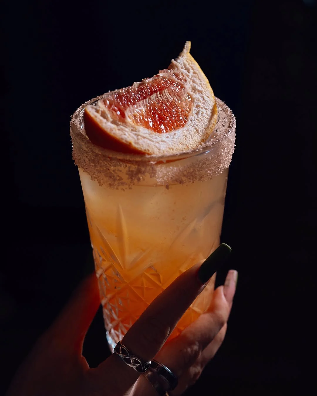 Cocktail signature al casei, garnisit cu prosciutto, la Cofftails