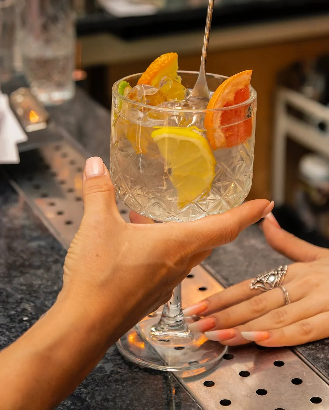 Cocktail Spritz răcoritor cu portocală pentru serile de vară
