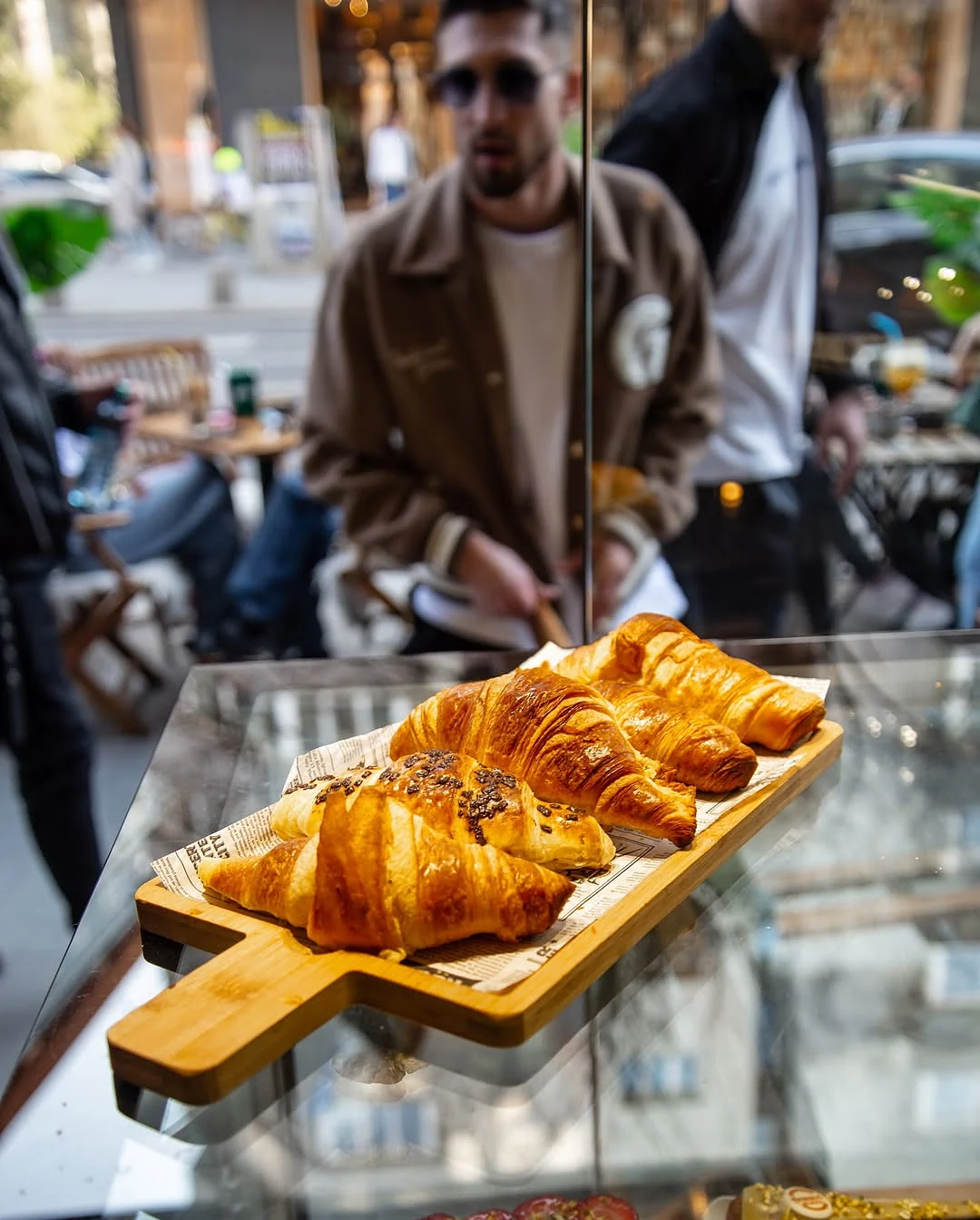 Croissant și brunch pe terasa de pe Calea Victoriei