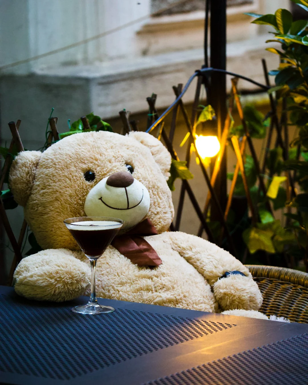 Decor interior modern și atmosferă cozy în incinta Cofftails