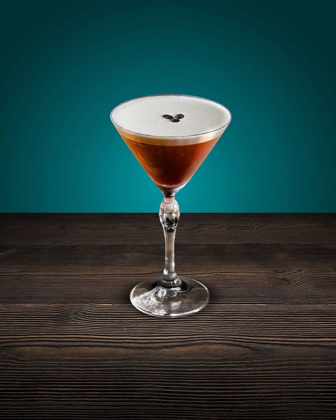 Cocktail Espresso Martini cu spumă și boabe de cafea, la Cofftails București