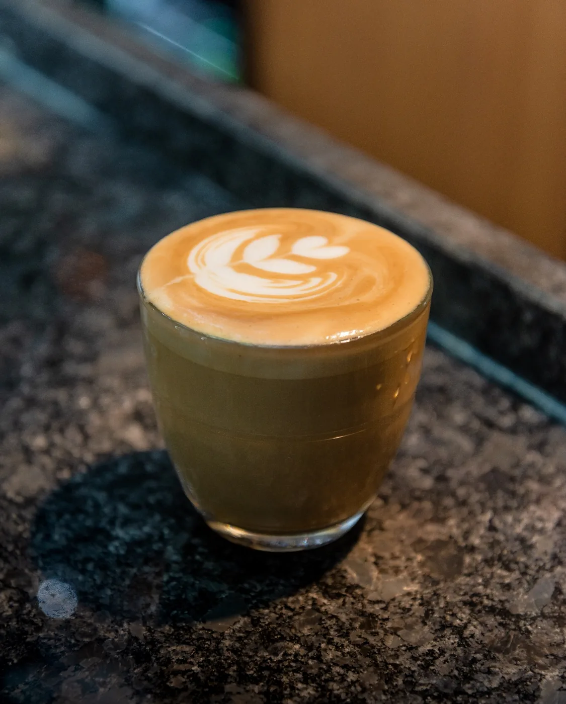 Latte art pe o cafea de specialitate la Cofftails