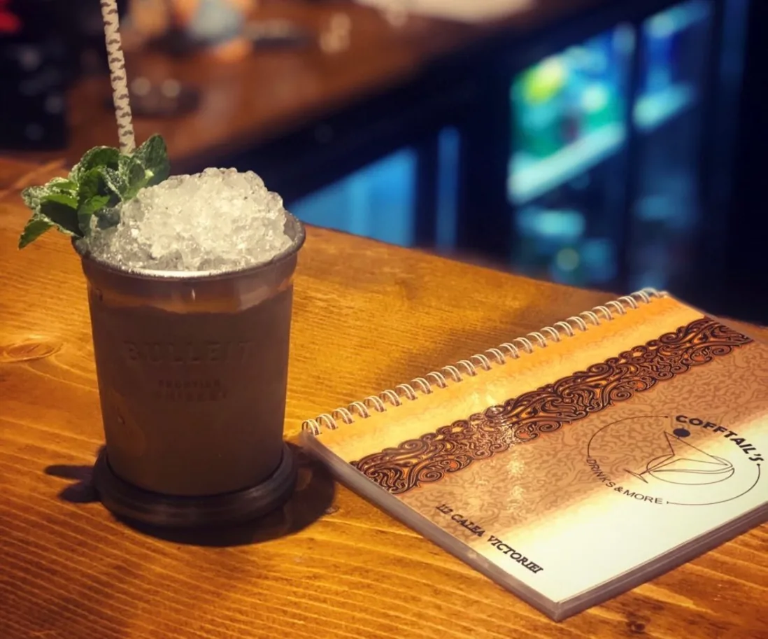 Mint Julep în cupă de metal, lângă meniul Cofftails de pe Calea Victoriei 112