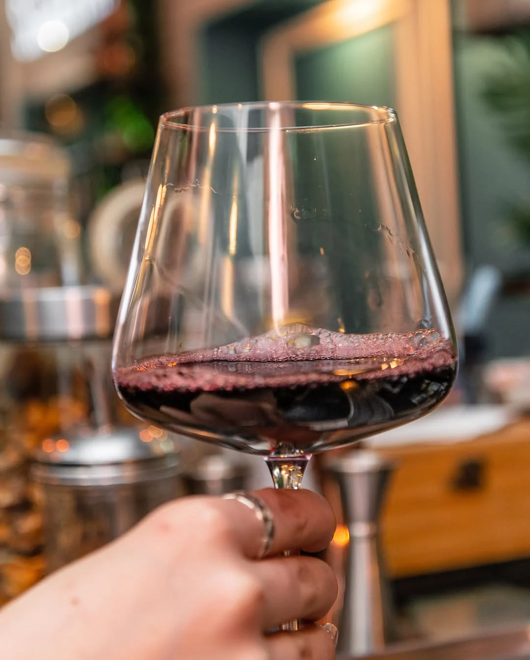 Pahar de vin roșu pe terasa Cofftails Calea Victoriei