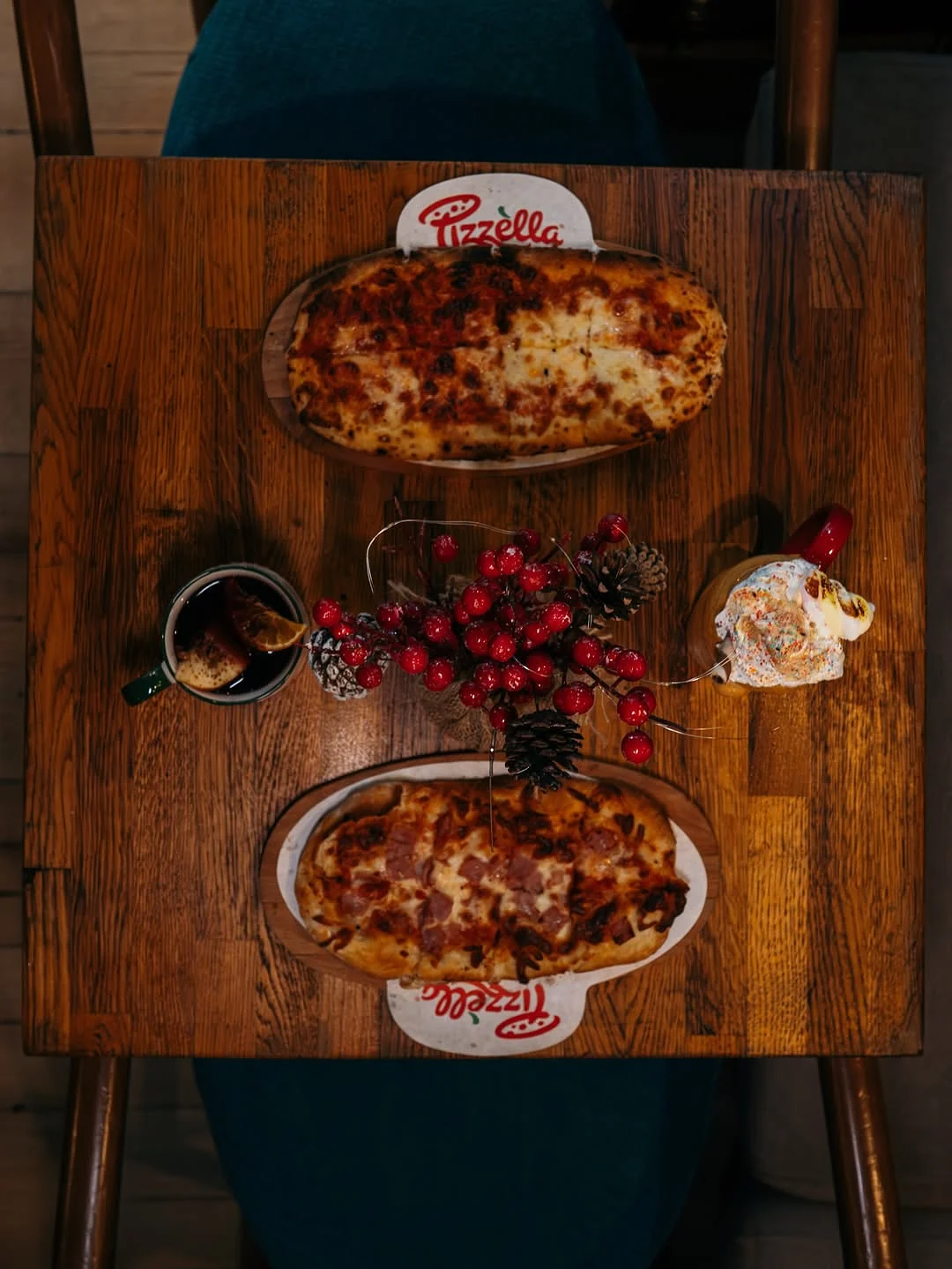 Pizzella romană proaspătă și mâncare caldă servită pe terasă