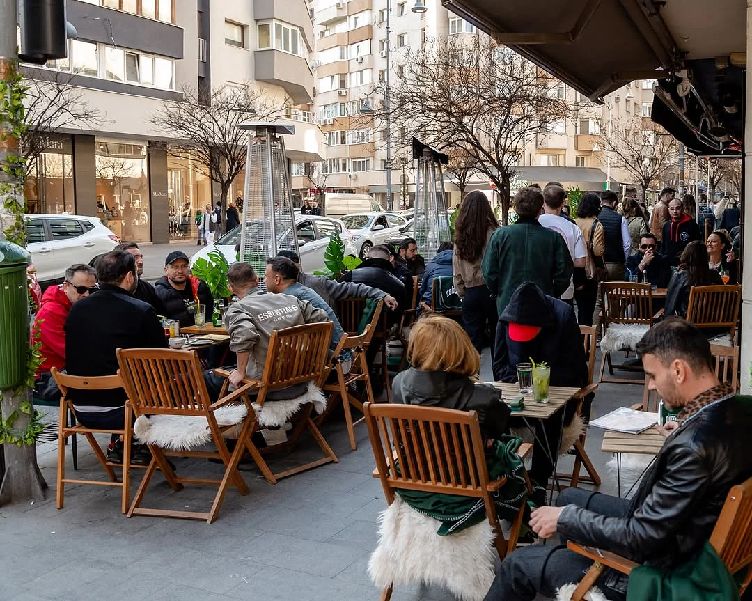 Grup de prieteni relaxându-se pe terasa Cofftails de pe Calea Victoriei