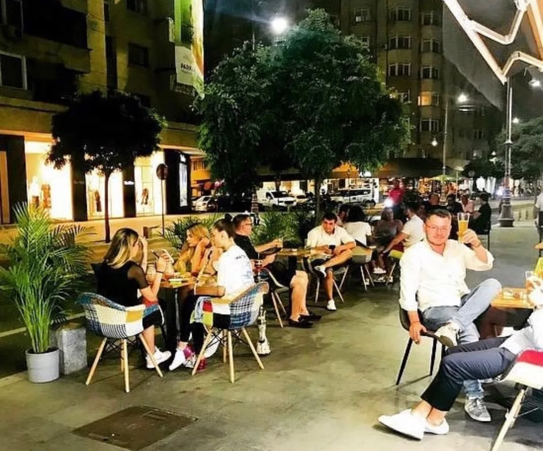 Terasa Cofftails plină într-o seară de vară pe Calea Victoriei